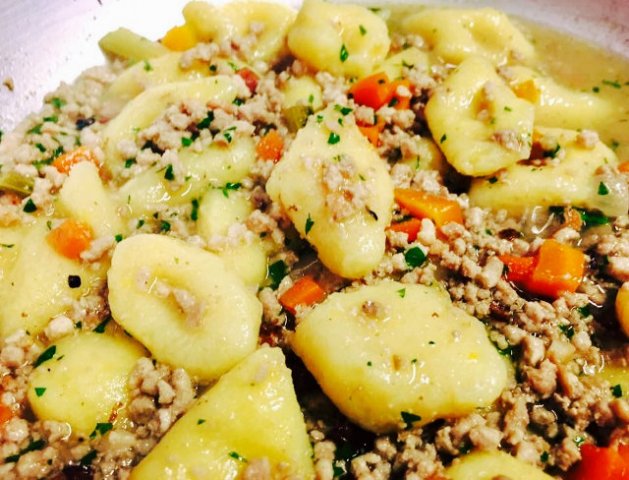 Gnocchi di patate fatti in casa (250 gr) al ragù bianco di maiale mantecati al pecorino