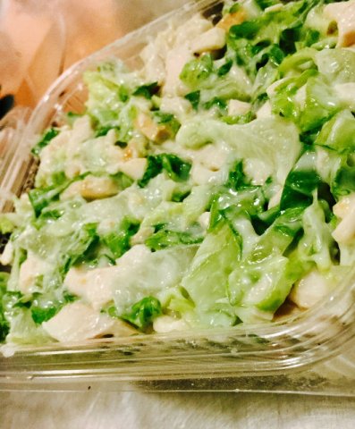 Insalata di pollo servita con riso basmati e patate
