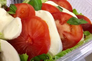 La classica Caprese (fior di latte, pomodoro e basilico)