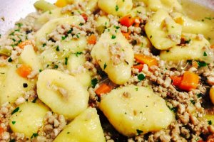 Gnocchi di patate fatti in casa (250 gr) al ragù bianco di maiale mantecati al pecorino